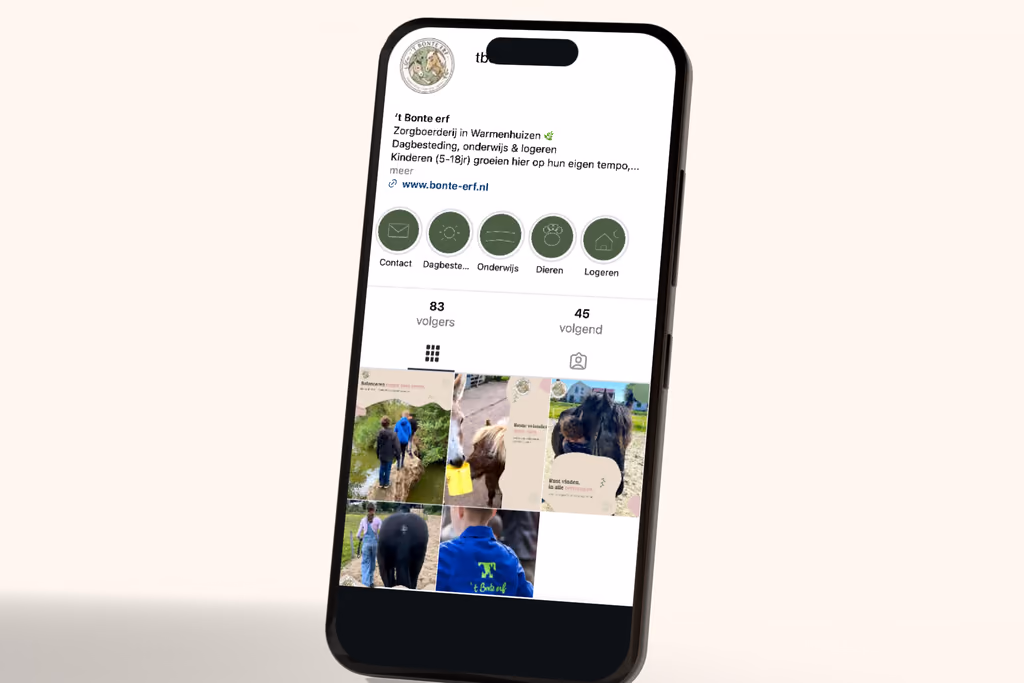 Telefoon met de Instagram-pagina van 't Bonte erf: het ronde logo, de profieltekst, vijf ronde highlights en een raster met foto's van kinderen en dieren