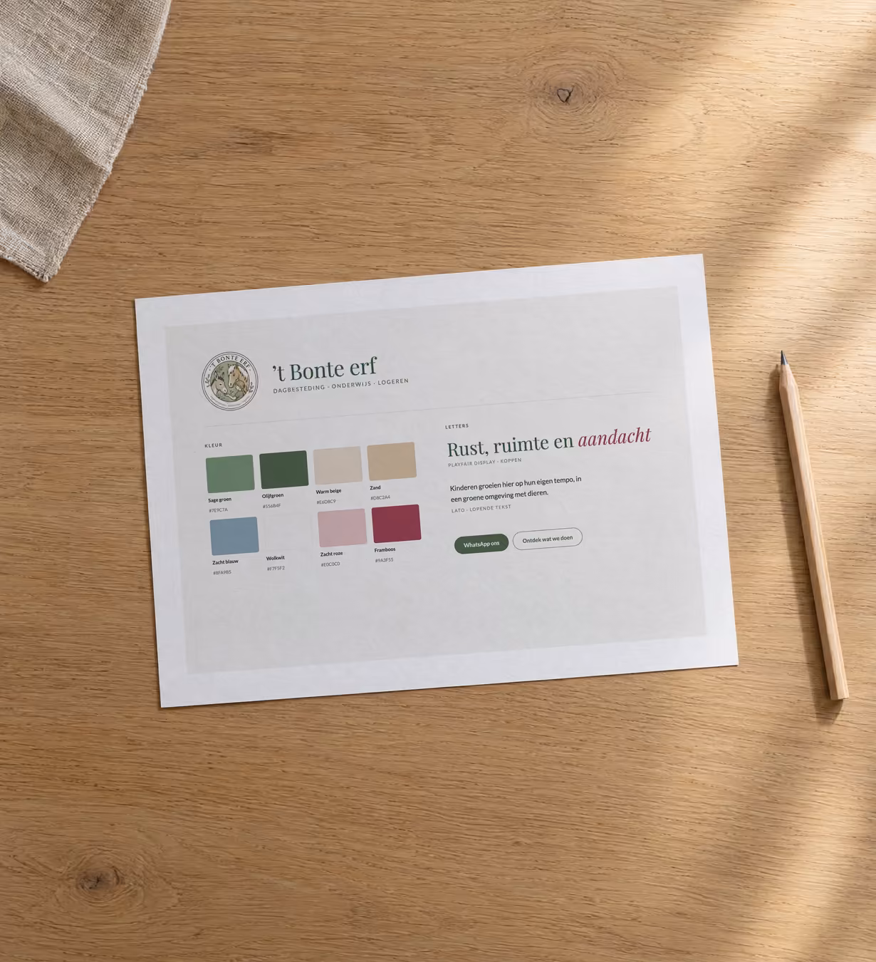 Bovenaanzicht van een tafel met een geprint huisstijlblad en een potlood. Op het blad de huisstijl van 't Bonte erf: het ronde logo met ezel, pony en kind, acht kleurstalen in groen, beige en roze, en de letters Playfair Display en Lato